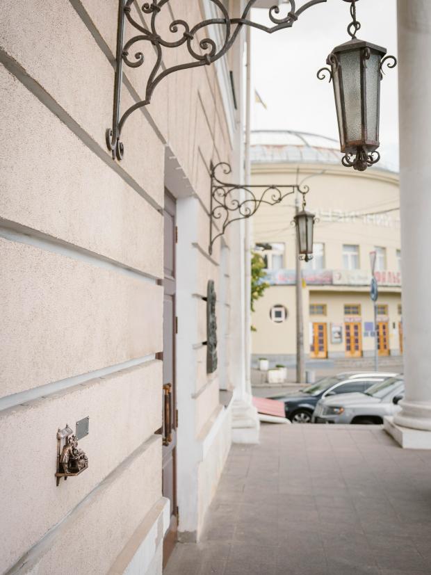 Шукайте скульптуру на Контрактовій площі, вул. Межигірська, 1