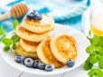 Смакота! Як приготувати сирники, які тримають форму та не розтікаються