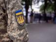 Поліція встановлює особи нападників: У Черкасах натовп сусідів по багатоквартирних будинках накинувся з кулаками на співробітників ТЦК під час перевірки документи (відео 16+)