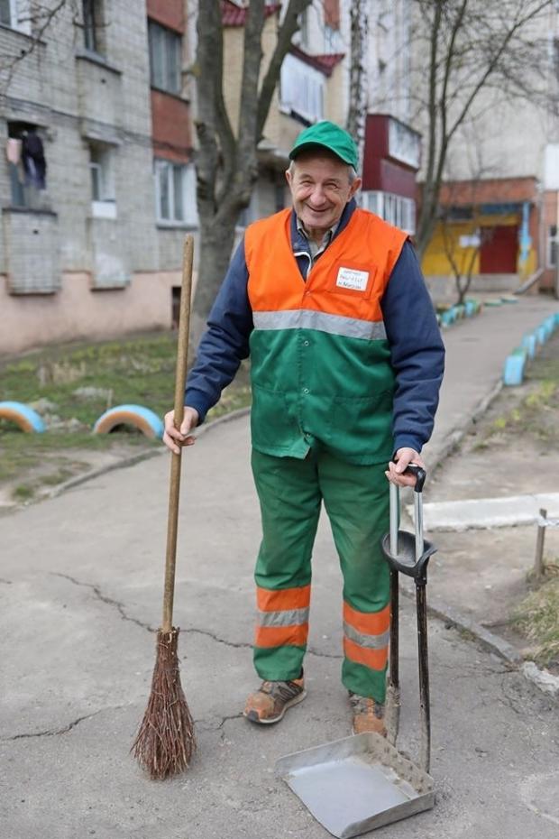 Десятки років з мітлою в руках... Мирослав Новоставський був визнаний найкращим двірником Львова-2020 