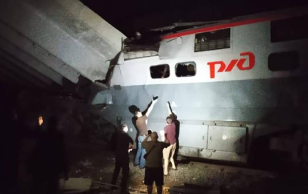 У РФ міст обвалився на потяг: є загиблі 