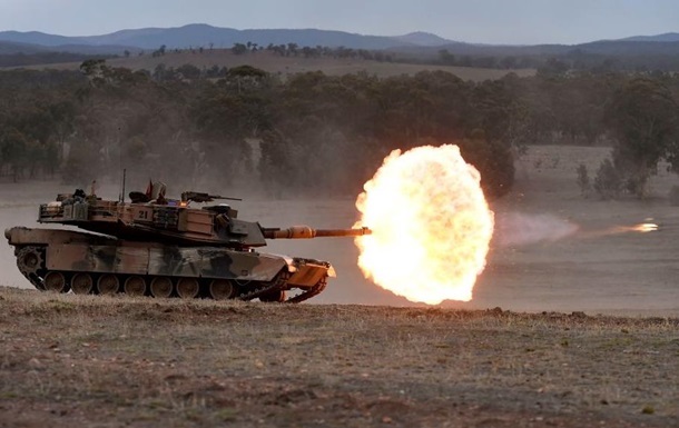 Австралійський танк Abrams M1A1 веде вогонь під час навчань