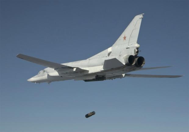 Російський бомбардувальник Ту-22М3 скидає ФАБ