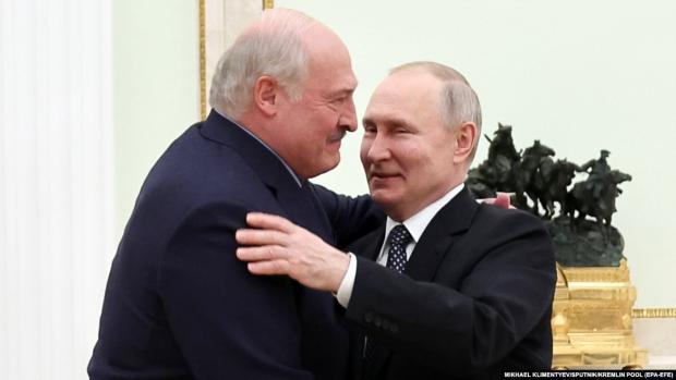 У Путіна важка дилема, або і далі утримувати диктатуру Лукашенко на плаву, або рятувати власну економіку, скидаючи союзницький баласт