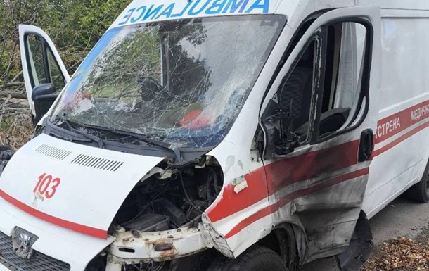 Наслідки удару російським дроном по автомобілю медиків