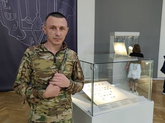 На фото у заголовку Сергій Комар зараз служить у війську, поряд  найдений ним скарб