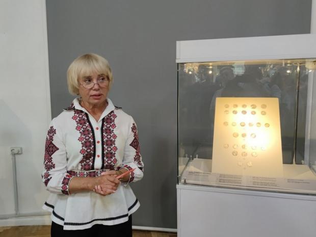 «Монети дуже крихкі, працювати з ними слід максимально обережно», - каже кураторка виставки Зінаїда Зразюк