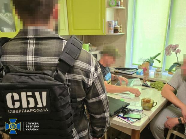 У Київській області працівника хімзаводу підозрюють у тому, що він наводив ракети РФ у п'яти регіонах