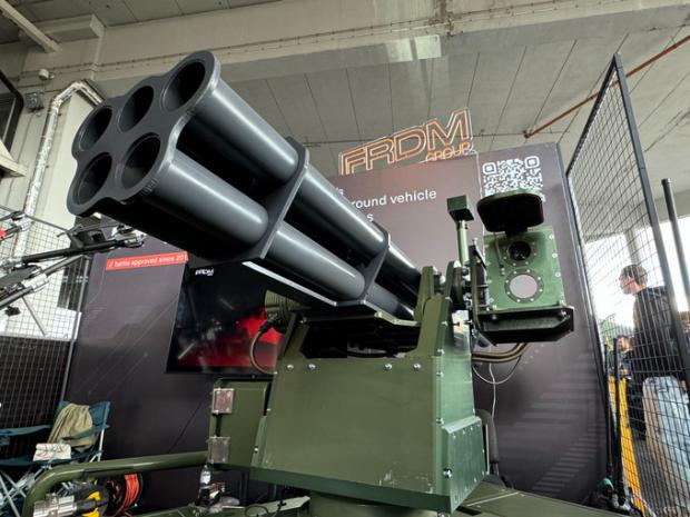 Модуль D-18 з направляючими для 70-мм ракет