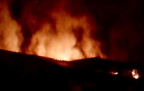 У Києві горить п'ятиповерхівка