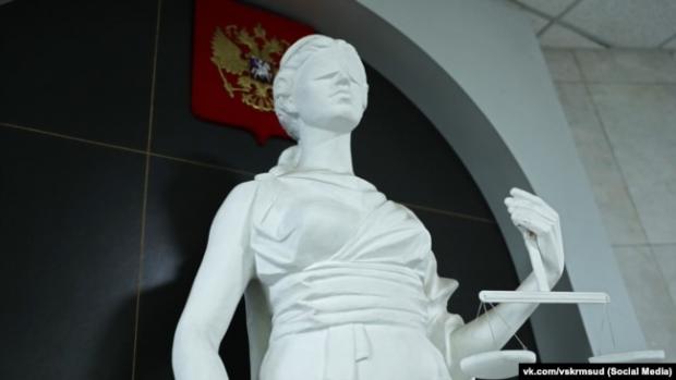 Скульптура давньогрецької богині правосуддя Феміди в підконтрольному РФ Верховному суді Криму