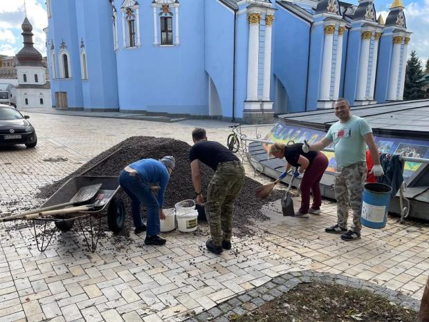 Залишки надбрамної церкви в Михайлівському Золотоверхому монастирі