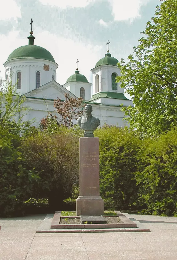 Бронзовий бюст на могилі Аркадія Гайдара