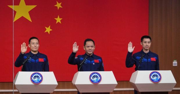 Китайські астронавти перед стартом місії / © Associated Press</p data-verified=