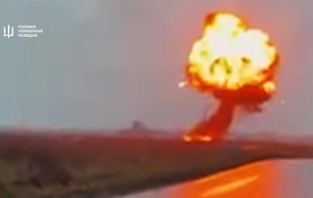 Вибух на нафтопродуктопроводі Кольцевой>
</p>
<p>У Московській області РФ виведено з ладу надважливий військовий об’єкт – нафтопродуктопровід Кольцевой. Про це повідомило Головне управління розвідки Міноборони України (ГУР) в суботу, 1 листопада.
</p>
<p>Вказано, що 31 жовтня у Рамєнскому районі Московщини було успішно підірвано усі три нитки, якими агресор транспортував бензин, дизель та авіаційне пальне. Росіянам не допомогли антидронова сітка та