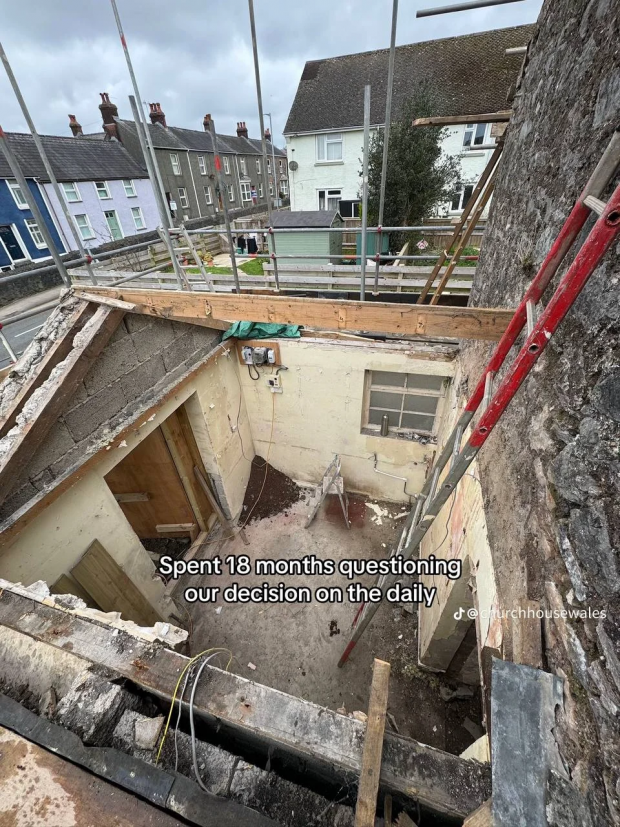 Дах еолишньої церкви був повністю зруйнований (Фото: churchhousewales/TikTok)