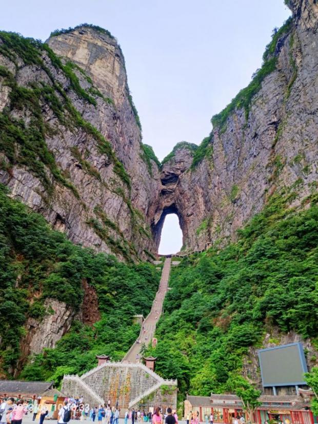 Сходи на гору Тяньмень. Перепад висот - 120 м (від 1050 м до 1170 м над рівнем моря)