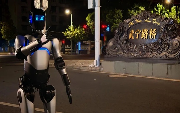 Робот Agibot A2 на дорогах Китаю