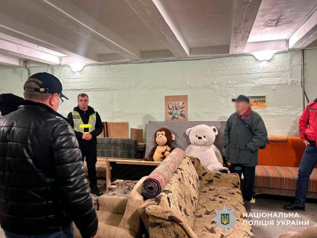 69-річна жінка обмежувала доступ матері з дитиною до частини захисної споруди під час ворожої атаки