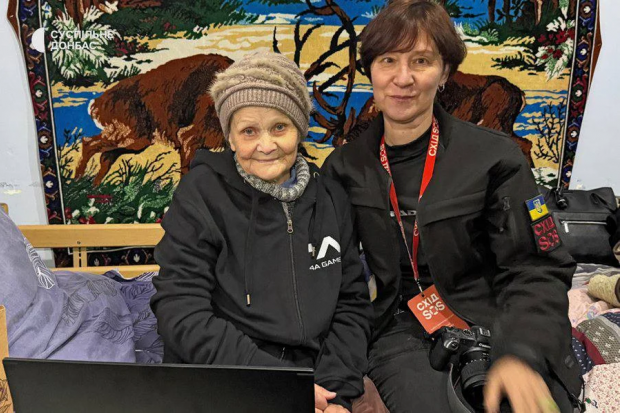 Жінка отримала від розробників своєї улюбленої гри Metro компанії 4A Games ноутбук Ryzen 9 (Фото: Суспільне Донбас/Юлія Підгола)