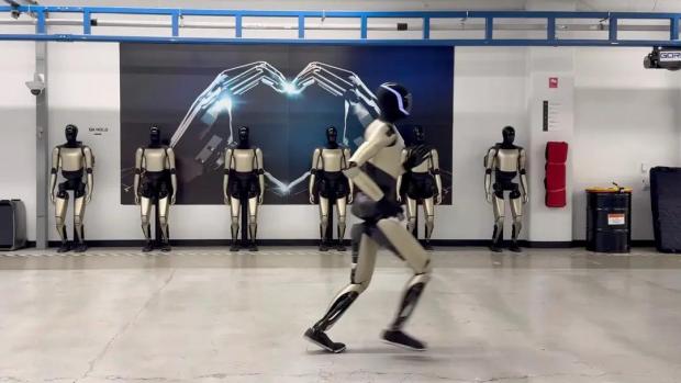 Гуманоїдний робот Ілона Маска Optimus тепер бігає