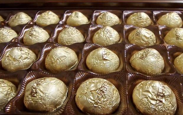 Оформлення обкладинок зазнало чимало перетворень, а от інтер'єр коробки та золотиста обгортка цукерок за 40 років майже не змінились