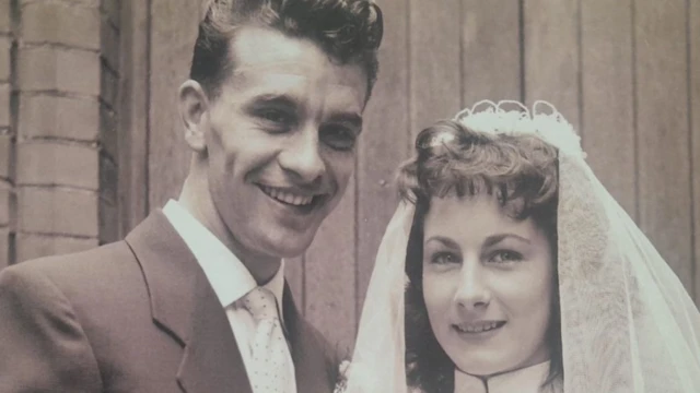 Чорно-біле весільне фото молодої пари