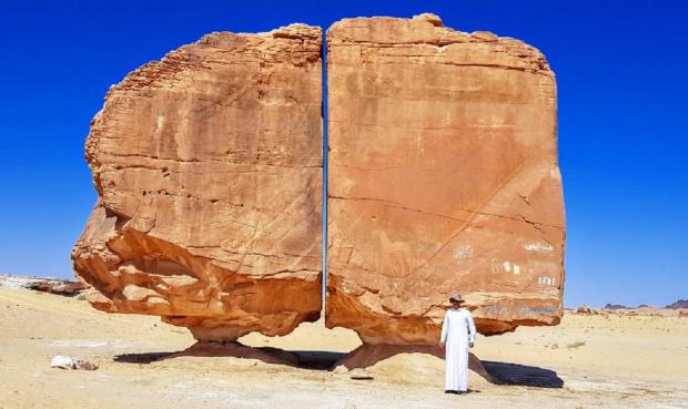 Розкол настільки прямий, що здається, ніби його вирізали лазером