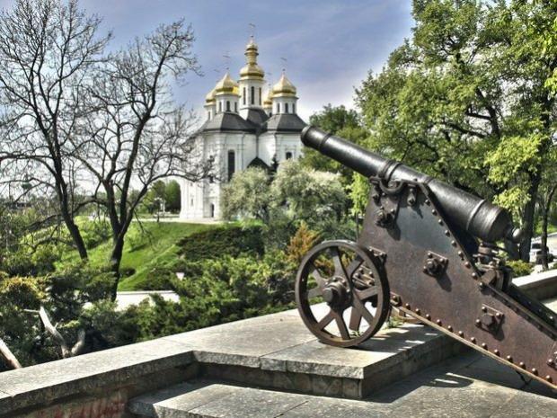 Козацьке сакральне барокко сусідству є з пам'ятками місцевого мілітаризму 16-18 ст.