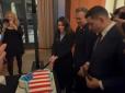 Публіка зустріла провокацію аплодисментами: Республіканцям на престижному заході Вашингтону подали торт у формі Гренландії (відео)