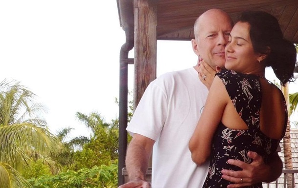 Дружина Брюса Вілліса зробила нову заяву про його невиліковну хворобу