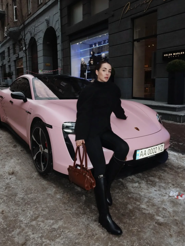 Анастасія Завадська їздить Києвом на рожевому Porsche (Фото: instagram.com/22zavadskaya)