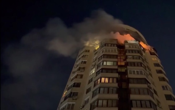 Пошкоджена житлова багатоповерхівка 