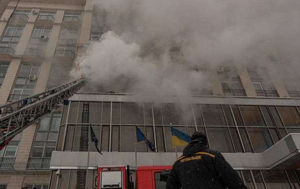 на Хрещатику горить готель "Дніпро"