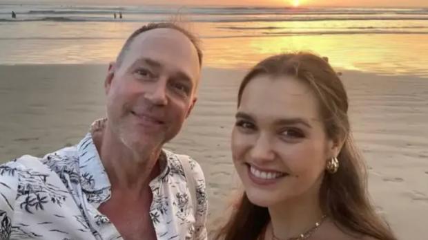 Бухгалтер Джон Томлінсон разом з Анастасією Сірооченко