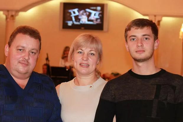 Віктор Логачов, з матір'ю Галиною та батьком Сергієм Логачовими