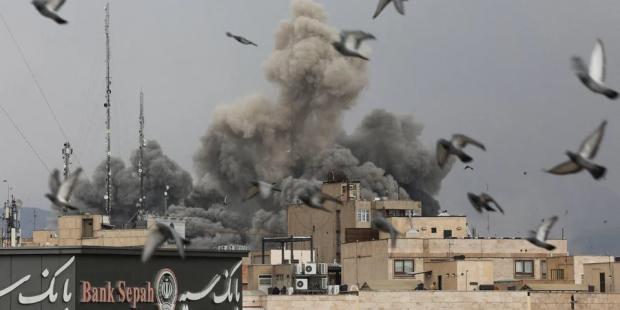 Дим піднімається після ударів Ізраїлю та США по Ірану, Тегеран, 2 березня 2026 року (Фото: Majid Asgaripour/WANA (West Asia News Agency) via REUTERS)