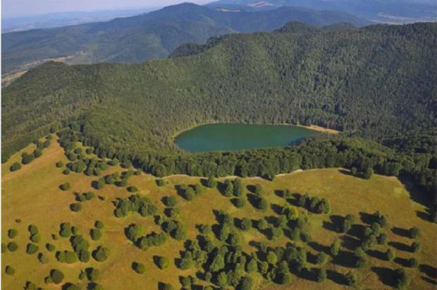 Кратер Чуметул-Маре наразі заповнений водою озера Святої Анни