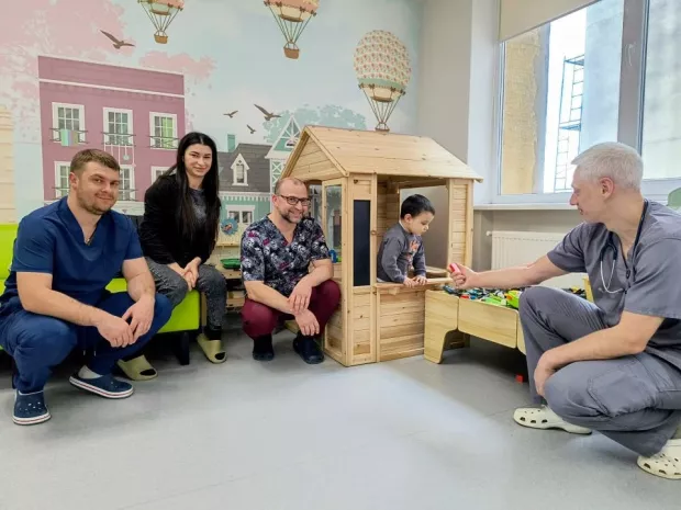 Львівські лікарі врятували 3-річного хлопчика з рідкісною формою анемії та майже втричі збільшеною селезінкою