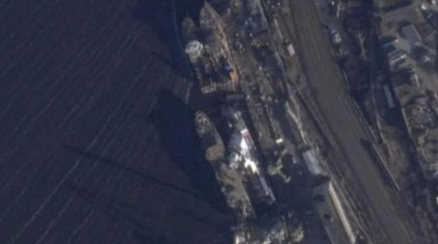 Майже затонув: з'явився новий знімок "бойового криголама" росіян, який атакувала Україна