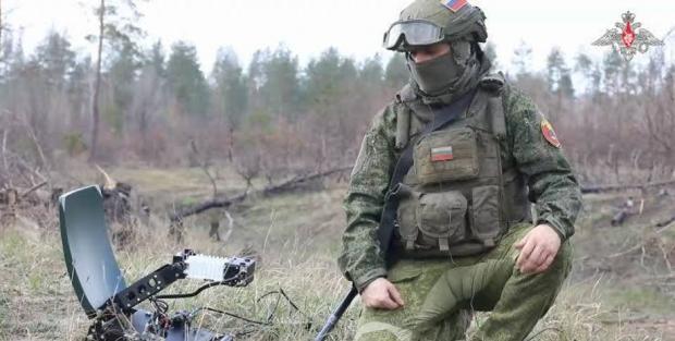 Російський вояка з терміналом "Спирит-030". Фото: Сергій Флеш