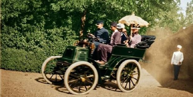 Panhard&Levassor 5 ½ HP, що з'явився в Києві 1897 року (колоризоване фото з оригіналу 1900 р., зробленого в Ялті) AC Garage News