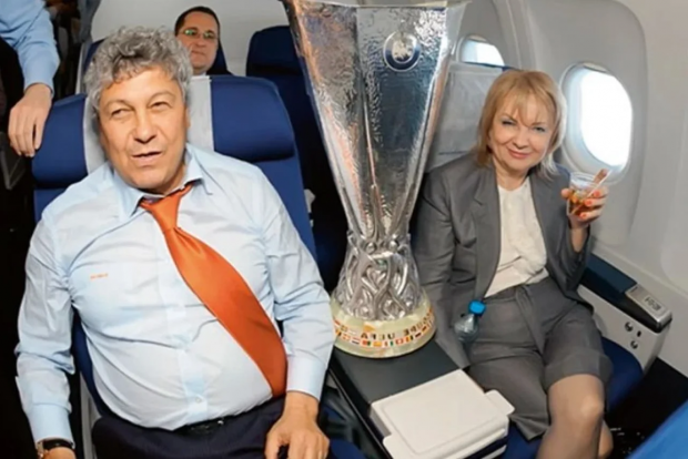 Мірча та Нелі в літаку після перемоги Шахтаря у Кубку УЄФА (Фото: iamsport.ro)