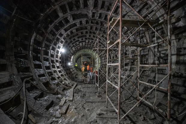 Конструкція тунелів метрополітену складена з чавунних тюбінгів – дрібних елементів кріплення, зʼєднаних між собою