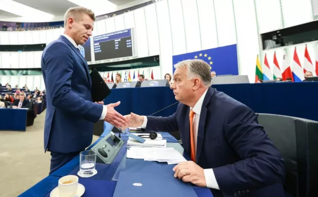 Петер Мадяр ("Тиса") подає руку Віктору Орбану ("Фідес")