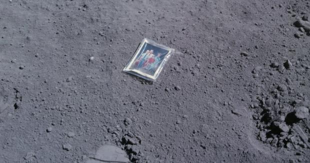 Сімейне фото астронавта Чарльза Дюка, яке він залишив на місяці ще у 1972 році / © соцмережі