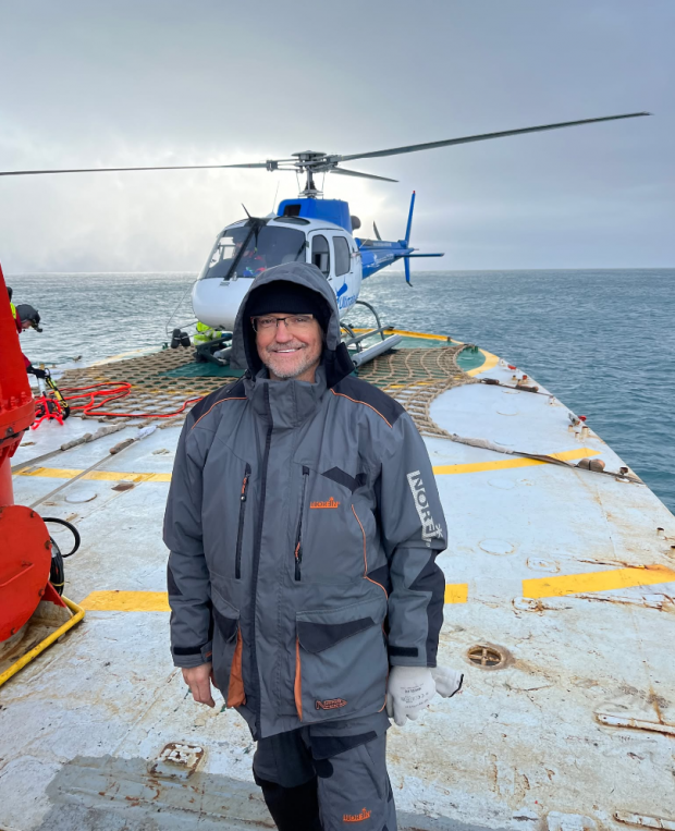 Вадим Івлєв на криноламі біля гелікоптера, фото: РБК-Україна