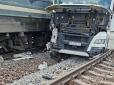 На Львівщині фура врізалась у потяг 