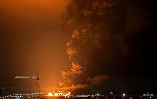 Наслідки одного з попередніх ударів по нафтобазі у Феодосії