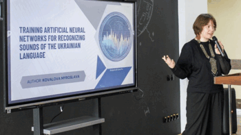 Мирослава Ковальова презентує свій проєкт на конкурсі в Тунісі. Фото: Ліцей «Науковий»